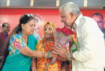  ?? PRABHAKAR SHARMA/HT PHOTO ?? Chief minister Vasundhara Raje welcomes Kirori Lal Meena into the BJP, at party office in Jaipur on Sunday.