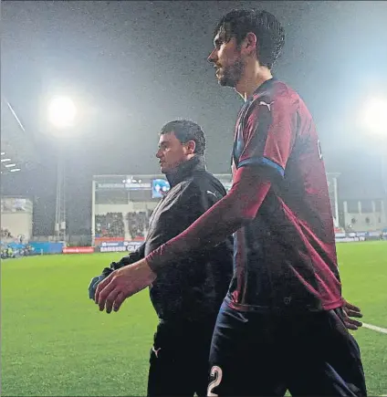  ?? FOTO: EFE ?? El último en caer Paulo Oliveira se retira lesionado el pasado lunes en el partido que enfrentó al Eibar con el Málaga en Ipurua