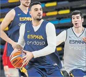  ?? FOTO: FEB / ALBERTO NEVADO ?? Ventura perseguido por Brizuela, en un entrenamie­nto con la selección.¿Es muy distinto el ambiente en la selección que en el club?