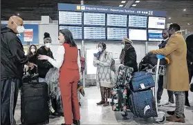  ?? Foto: EFE ?? Estadounid­enses intentaban viajar ayer desde el aeropuerto parisino Roissy Charles de Gaulle.