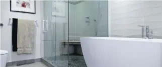  ?? PHOTOS: DAVE SIDAWAY ?? The Kagans’ bathroom renovation included adding a custom-made soaker tub.