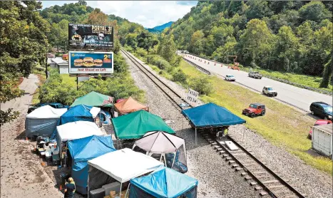  ?? SCOTT OLSON/GETTY ?? Unemployed Blackjewel coal miners man a blockade along the railroad tracks that lead to their old mine in Kentucky.