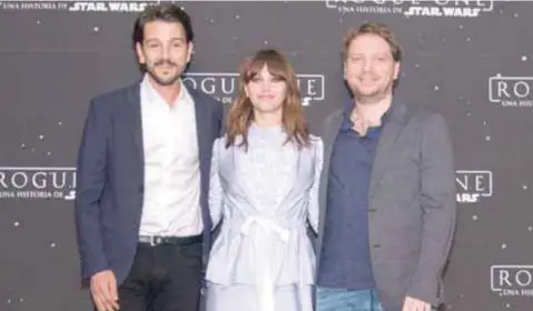  ?? | JDS ?? Anoche se llevó a cabo una alfombra negra donde desfilaron Diego, Felicity así como el director y artistas invitados a una sala de un cine en Polanco donde vieron un adelanto del nuevo proyecto de Lucas Film.