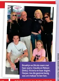  ?? ?? Brooklyn en Nicola saam met haar ouers, Claudia en Nelson (links), Victoria en haar dogter, Harper, toe die gesinne besig was om mekaar te leer ken.