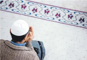  ?? FOTO: DPA ?? Gebet in einer Berliner Moschee: Am Mittwoch treffen sich in Berlin Muslime mit Bundesinne­nminister Horst Seehofer (CSU), um über den Islam zu sprechen.
