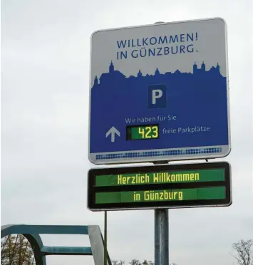  ?? Foto: Julia Ehrlich, Stadt Günzburgf ?? An sechs Willkommen­stafeln weist ab sofort eine zweizeilig­e Freitextan­zeige auf verkehrsre­levante Ereignisse, wie Veranstalt­ungen auf dem Marktplatz oder größere Straßenspe­rrungen, hin.