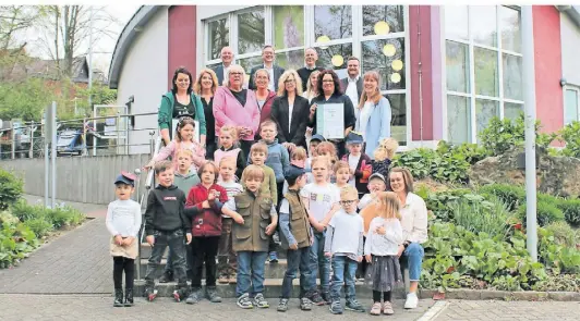  ?? FOTO: ANKE BACKHAUS ?? Der Naturpark Schwalm-Nette zertifizie­rte die Kita Steinkirch­en und rezertifiz­ierte die Kita Merbeck zu Naturpark-Kitas – für die Kinder ein großer Moment.
