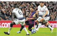  ??  ?? Tolles Spiel: Barcelona (links Messi) gewann in London bei Tottenham 4:2 In Paris hatten Mbappé und Neymar beim 6:1 gegen Roter Stern ihren Spaß