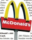  ?? Foto: Matthias Schrader, dpa ?? Die Fast Food Kette McDonald’s zieht beim Lieferserv­ice jetzt nach.