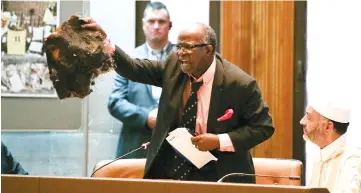  ??  ?? A survivor from the Grenfell Tower holds burned remain during a meeting to discuss Grenfell Tower.