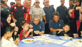  ??  ?? Ahmad Zahid interactin­g with participan­ts of the ‘Ekspresi Negaraku’ programme during its launch yesterday in Port Dickson, Negri Sembilan.