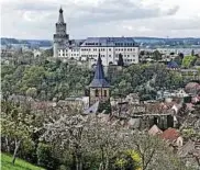  ??  ?? An dem Blick zur Osterburg in Weida erfreute sich Bernd Krekel aus Gera.