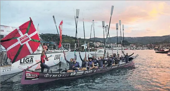  ?? FOTO: EUSKO LABEL LIGA ?? Euforia
Asier Zurinaga, patrón de Santurtzi, ondea la Ikurriña de Bermeo mientras sus compañeros levantan los remos en señal de victoria