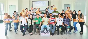  ??  ?? Ambassador­s pose for a group photo with members of the Bario community and MCC personnel.