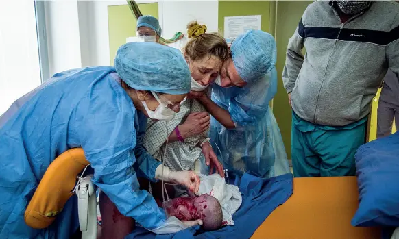  ??  ?? Primo vagito La modella Anne Christense­n ha appena dato alla luce sua figlia Audrey all’ospedale San Raffaele. Lo scatto fa parte del reportage di Gandolfi sulla maternità ai tempi del Covid 19