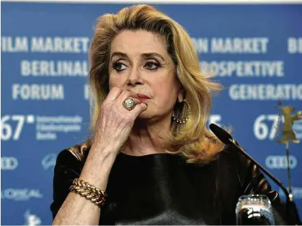  ?? John Macdougall/AFP ?? A atriz francesa Catherine Deneuve, criticada por feministas por creditar onda de denúncias de assédio a ‘puritanism­o’ MÚSICA