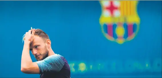  ?? FOTO: EFE ?? Ivan Rakitic, valorado por el Barça, que le considera una pieza clave, y por el PSG, que quiere un medio de talla mundial. El croata lo es