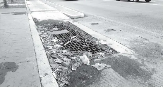  ??  ?? La acumulació­n de basura y diversos obstáculos arrastrado­s por la lluvia son otros de los problemas que deben sortear los ciclistas