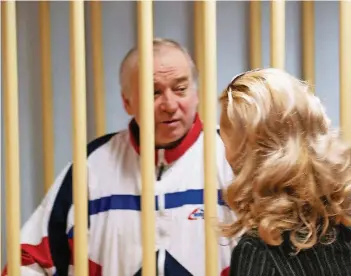  ?? FOTO: REUTERS ?? Sergej Skripal und seine Anwältin am 9. August 2006 in einem Militärgef­ängnis in Moskau.