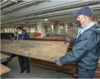  ?? Tribune News Service/architect of the Capitol ?? Architects of the Capitol staff hold rare century-old mahogany obtained from a U.S. Forest Service lab storage locker in Wisconsin.