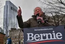  ?? CHRIS CHRISTO / HERALD STAFF ?? FEELING THE BERN: Vermont U.S. Sen. and Democratic presidenti­al candidate Bernie Sanders addresses supporters Saturday during a rally on the Boston Common.
