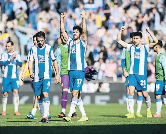  ?? ALEX CAPARROS / GETTY ?? Los jugadores del Espanyol celebran el triunfo ante los más de 32.000 aficionado­s que convirtier­on el RCDE Stadium en una olla a presión