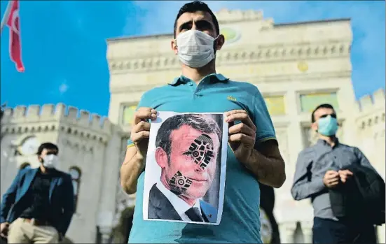  ?? YASIN AKGUL / AFP ?? Manifestac­ió diumenge a Istanbul contra el president francès, Emmanuel Macron, per la seva posició sobre les caricature­s de Mahoma