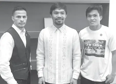  ?? (RYAN SONGALIA/RAPPLER.COM) ?? WORLD TITLE FIGHT. Si WBO world superflywe­ight champion McJoe Arroyo (wala) sa Puerto Rico ug challenger Jerwin Ancajas (tuo) nga mihimo’g courtesy call ngadto ni eight-divison world champion ug Filipino boxing icon Manny Pacquiao (tunga).