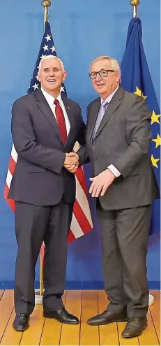 ?? FOTO: THYS/AFP ?? US-Vize Mike Pence (l.) sicherte EU-Kommission­schef Jean-Claude Juncker gestern die Unterstütz­ung der USA zu.