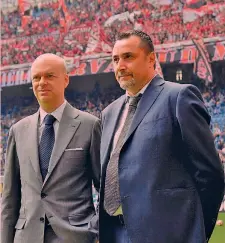  ?? GETTY ?? Massimilia­no Mirabelli, 47 anni, con Marco Fassone a San Siro