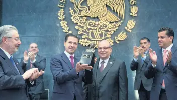  ??  ?? Luis María Aguilar, presidente de la SCJN; el presidente Enrique Peña Nieto, y Luis Maldonado Venegas, durante la entrega del reconocimi­ento Ignacio Ramírez, El Nigromante, al jefe del Ejecutivo, en el marco del Día del Abogado.