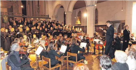  ?? FOTO: KARL-HEINZ SCHWEIGERT ?? Imposant in Bild und Klang: Chor, Orchester und Solisten in der Nikolaikir­che.