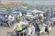  ?? YOGENDRA KUMAR/HT ?? A traffic jam at Delhi-gurugram border as police teams screen commuters for passes.