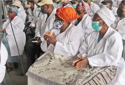  ?? / Bongani Mdakane ?? Elderly beneficiar­ies of the Vrede Integrated Farming Trust during the handover of the farm in Vrede, Free State on Friday.