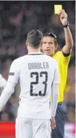  ?? FOTO: IMAGO ?? Deniz Aytekin, der hier Julian Draxler verwarnt, steht seit fast einer Woche n der Kritik.