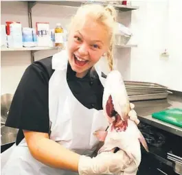  ?? FOTO: PRIVAT ?? GLAD KOKK: Anette Hansen ble ferdig utdannet kokk for bare en måned siden. Nå venter restaurant­bransjen i Frankrike