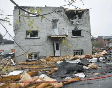  ?? PHOTO D’ARCHIVES, SARAH BÉLISLE ?? Cet immeuble à logements du secteur Mont-Bleu à Gatineau, dans l’Outaouais, a été durement touché lors du passage de tornades le 21 septembre 2018.