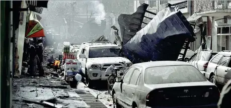  ??  ?? Un’intera strada di Kabul devastata dall’enorme esplosione dovuta a un attentato suicida che ha provocato la morte di oltre cento persone