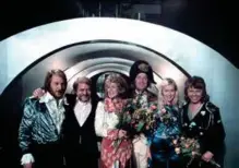  ?? NTB SCANPIX ?? På denne dag i 1974 fikk ABBA sitt internasjo­nale gjennombru­dd med «Waterloo», her avbildet seierskvel­den sammen med Stickan Andersson og en .