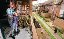  ?? Melissa Phillip / Staff photograph­er ?? Ruthy Raske, with two children in her Memorial-area apartment, is worried about her job and paying rent.