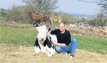  ??  ?? Patrick Tabacco a repris la ferme familiale à la fin de sa carrière. Dans le Gers, il produit notamment du fourrage pour des exploitati­ons voisines.