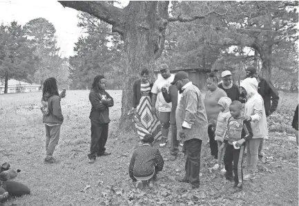  ?? EDWARD CONNOLLY ?? Four generation­s of the Higginbott­om family take soil samples in front of the tree in Oxford, Miss., where their ancestor was lynched.