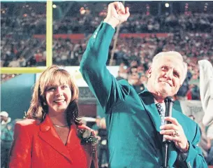  ?? AFP ?? Dolphins head coach Don Shula cheers up the Miami fans along with his wife Maryann during a ceremony where he received his Hall of Fame ring in 1997.
