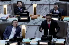  ?? Ing. — Bernama photo ?? Amirudin stresses a point during the si