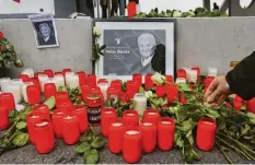  ?? Foto: Klaus Rainer Krieger ?? Blumen und Kerzen für Peter Bircks. Im Stadion gedachten die Fans des FCA dem ehemaligem Aufsichtsr­atsvorsitz­enden.