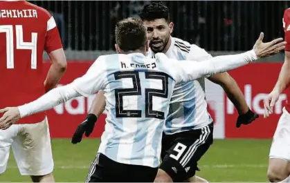  ?? Pavel Golovkin/AP ?? Após marcar o gol solitário da partida entre Rússia e Argentina, o atacante alvicelest­e Agüero (camisa 9) corre para receber o abraço de Gómez; jogo marcou reinaugura­ção do estádio de Luzhniki, em Moscou