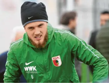  ?? Foto: Ulrich Wagner ?? Statt im Orange der niederländ­ischen Nationalma­nnschaft läuft Jeffrey Gouweleeuw weiterhin im Grün des FC Augsburg auf. Das Spiel gegen die DFB-Elf wird er, wenn überhaupt, nur auf der Couch verfolgen.