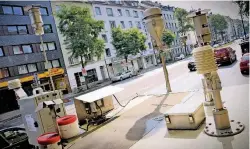  ?? FOTO: DREYER ?? Unscheinba­r, aber von großerBede­utung für die Zukunft Düsseldorf­s: Die Messstatio­n an der Corneliuss­traße meldet zu hohe Stickoxid-Werte.