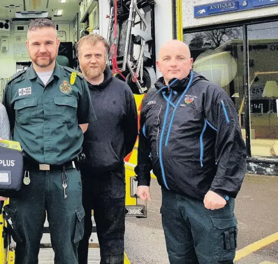  ??  ?? > From left: Paramedic Ludwick Mrowiec, garage manager Alwena Evans, paramedic Gareth Roberts, MOT tester Gavin Anyon and CFR co-ordinator Tomos Hughes outside Thomas Motor Mart in Glanrafon