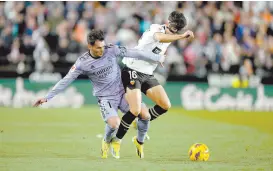  ?? ?? l Brahim Diaz pelea por el balón con Diego López.